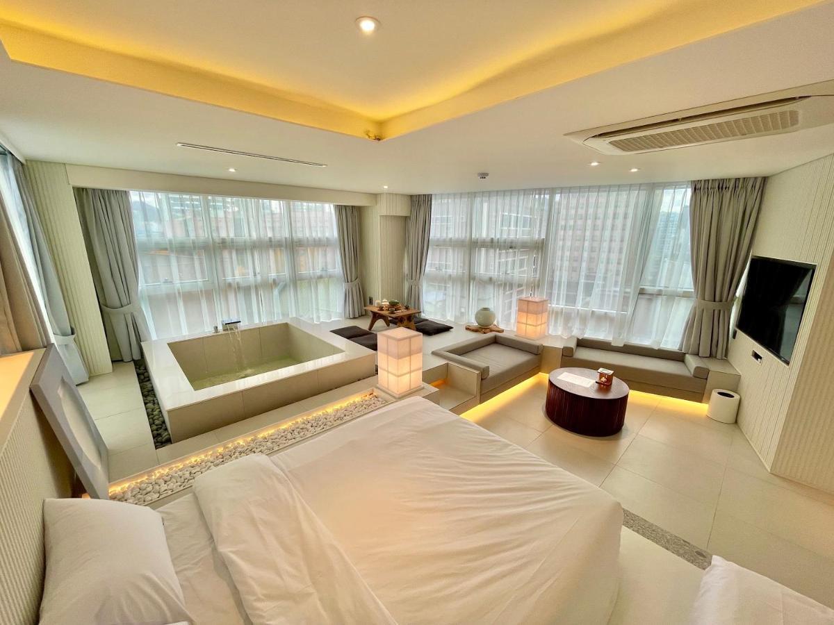 Uh Suite The Myeongdong Сеул Экстерьер фото