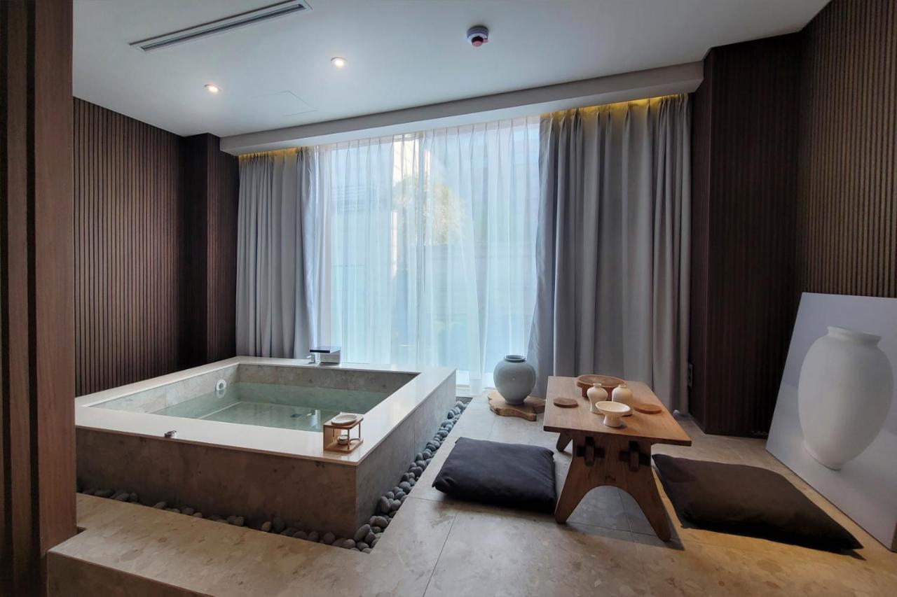 Uh Suite The Myeongdong Сеул Экстерьер фото